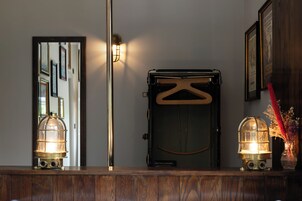 小屋 (Captain) | 高档床上用品、办公桌、熨斗/熨板、免费 WiFi