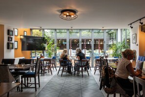 朝食、ランチ、ディナーに営業 (イギリス料理、屋外席)