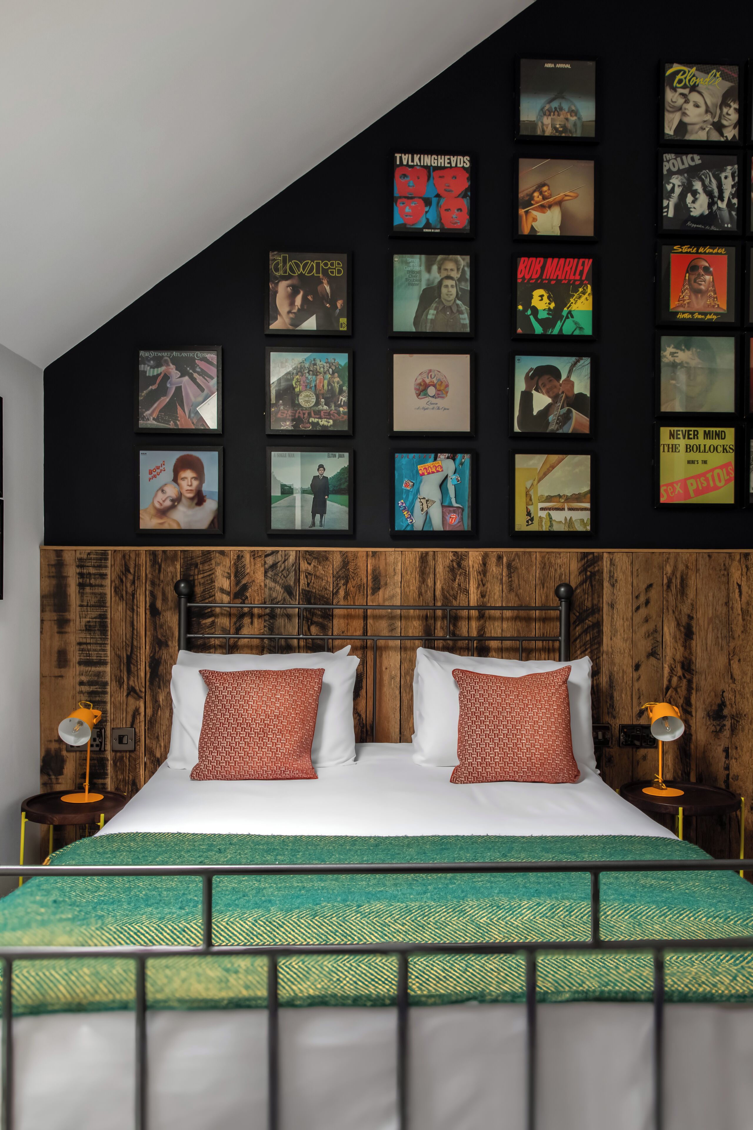 Habitación doble superior | Ropa de cama de alta calidad, escritorio, tabla de planchar con plancha