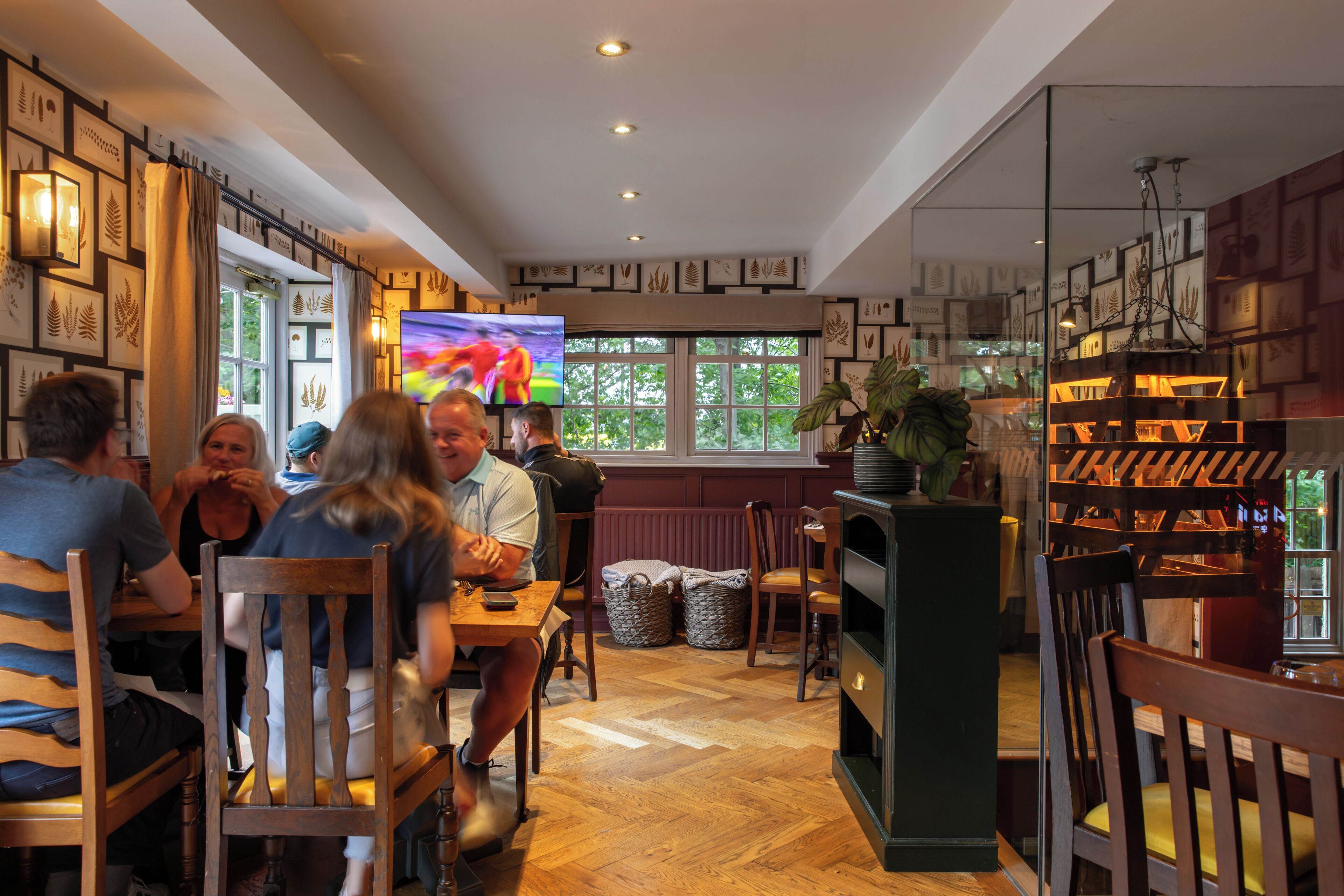 供應早餐、午餐、晚餐；英國菜；室外用餐