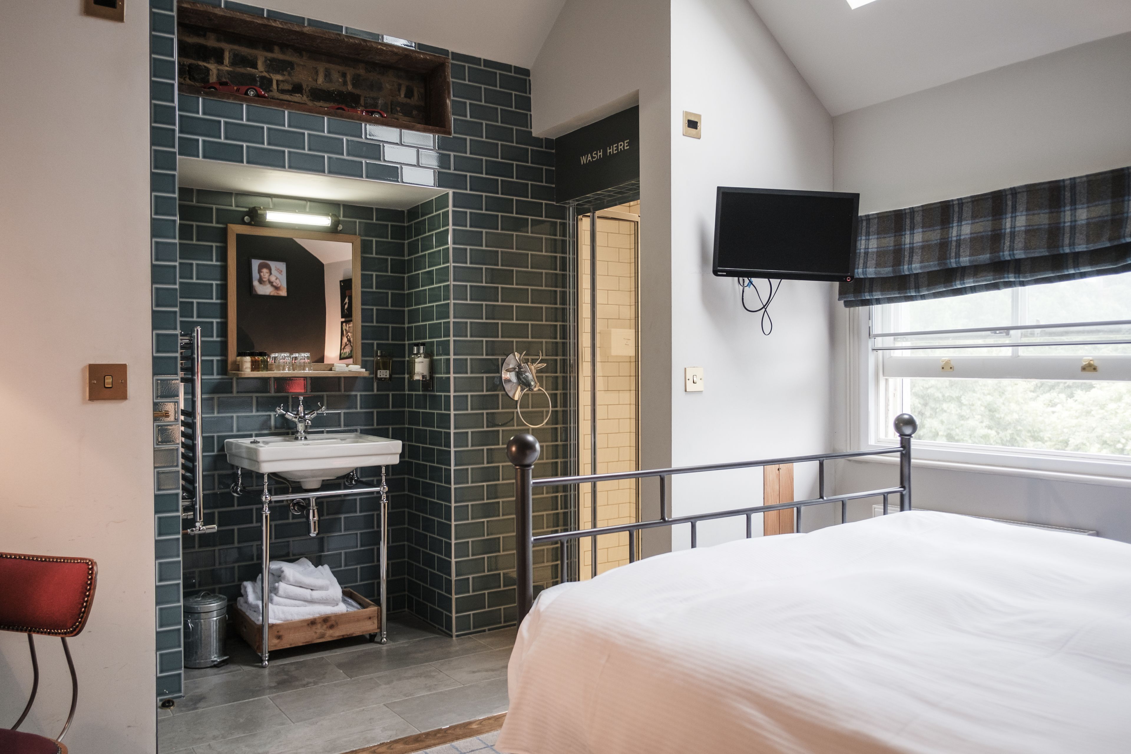 Premium bedding, desk, iron/ironing board, free WiFi