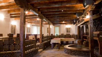 2 restaurants, breakfast, dinner served; Modern European cuisine