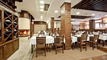 Serveert lunch en diner, uitzicht op de tuin