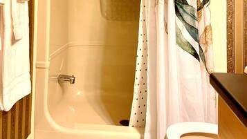 Traditional-Zimmer (The Vintage Room) | Badezimmer