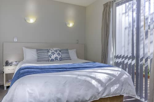 Free minibar, soundproofing, free WiFi, bed sheets