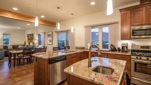 Condo, 3 phòng ngủ (5 - The Lookout/ with Sofa Sleeper) | Bếp riêng | Dụng cụ pha cà phê/trà, tủ lạnh, lò vi sóng, lò nướng 