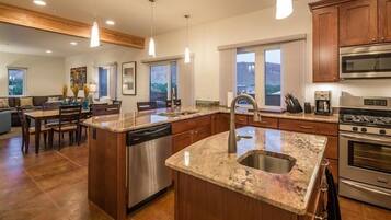 Condo, 3 Bedrooms (5 - The Lookout/ with Sofa Sleeper) | Private kitchen | Full-size fridge, microwave, oven, stovetop