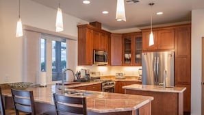 Condo, 3 phòng ngủ (5 - The Lookout/ with Sofa Sleeper) | Bếp riêng | Dụng cụ pha cà phê/trà, tủ lạnh, lò vi sóng, lò nướng 