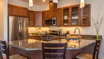 Full-sized fridge, microwave, oven, stovetop