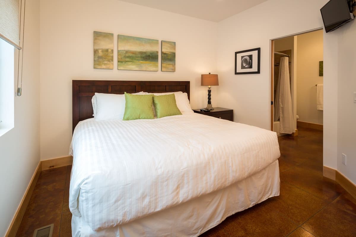 Tabla de planchar con plancha, wifi gratis y ropa de cama