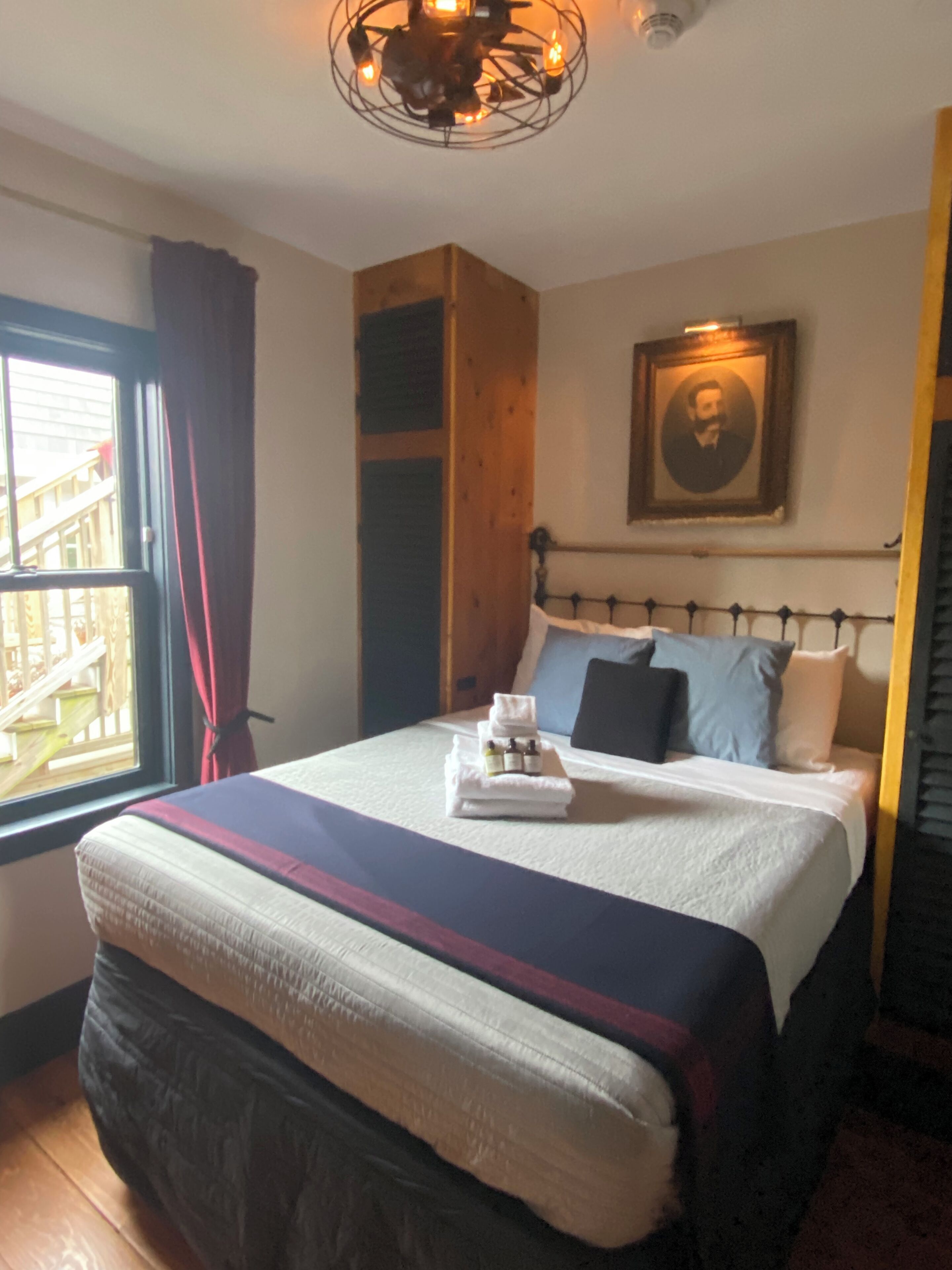 Men's 1 double bed, Shared Bathroom