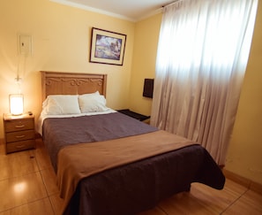 Escritorio, cortinas blackout, wifi gratis y ropa de cama 