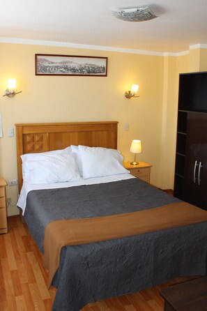 Escriptori, cortines opaques, wifi gratuïta i roba de llit 