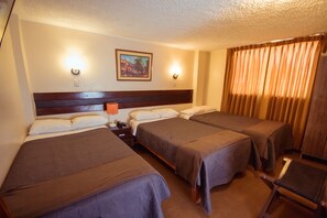 Chambre Triple | Bureau, rideaux occultants, Wi-Fi gratuit, draps fournis