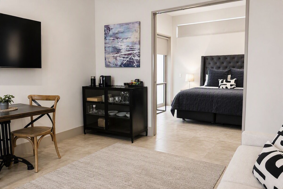 Tahuna Suite | Premium bedding, soundproofing, iron/ironing board, WiFi (free)