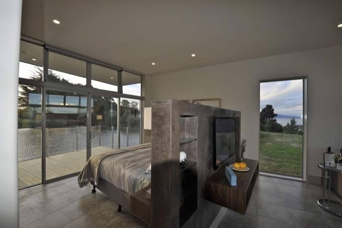 Premium bedding, soundproofing, iron/ironing board, free WiFi
