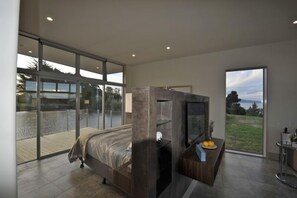 The Waters Beachfront Suite 1 | Premium bedding, soundproofing, iron/ironing board, free WiFi - The Waters (Tasman)