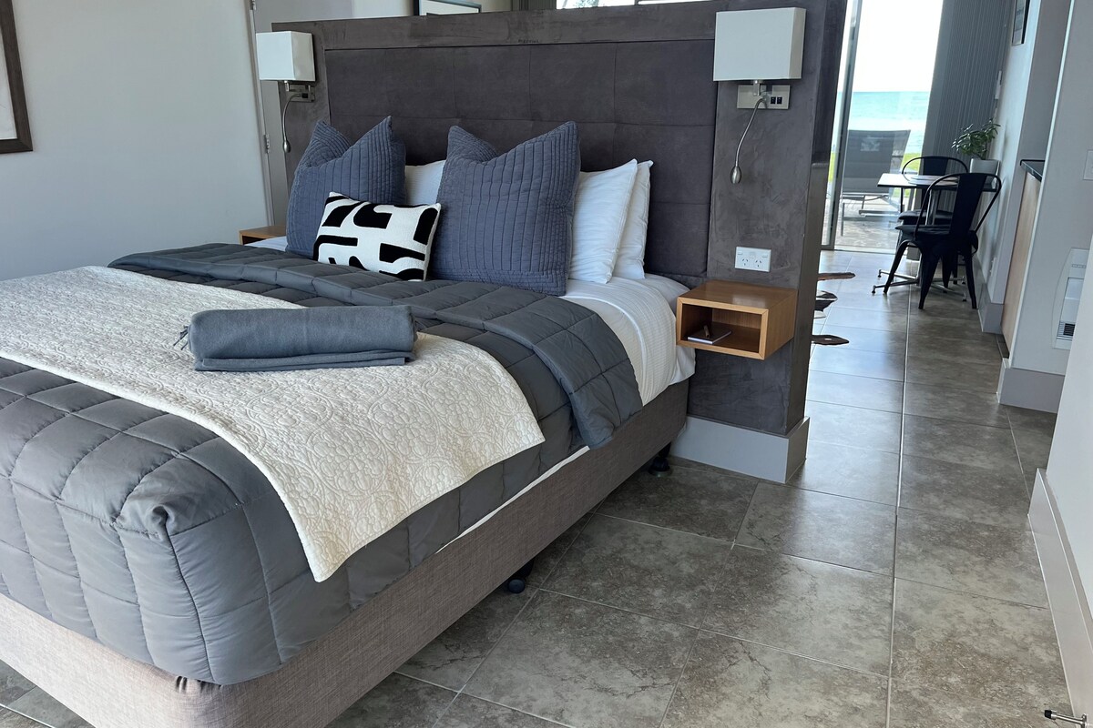 Premium bedding, soundproofing, iron/ironing board, WiFi (free)