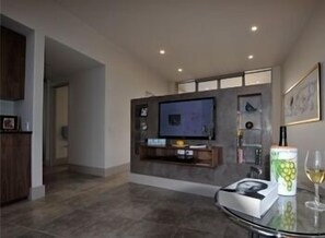 Suite, 1 kingsize-seng med sovesofa, tilpasset bevegelseshemmede, ved strandkanten | Romfasilitet