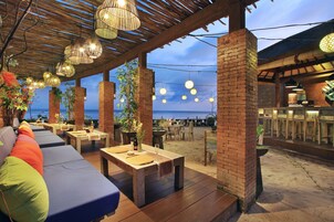 2 restaurants, breakfast served