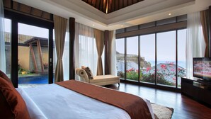 Une chambre spacieuse avec un grand lit, un coin salon et une télévision.