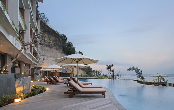 Outdoor pool - Ulu Segara Luxury Suites & Villas (Nusa Dua)