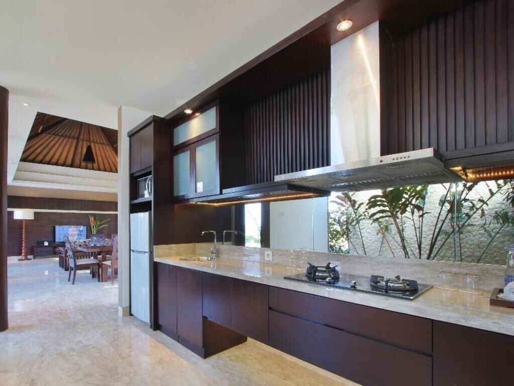 Eigene Küche | Großer Kühlschrank, Mikrowelle, Wasserkocher mit Kaffee-/Teezubehör