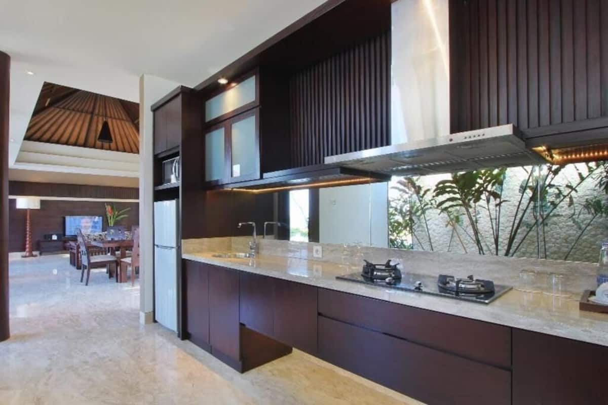 Private kitchen | Full-size fridge, microwave, coffee/tea maker