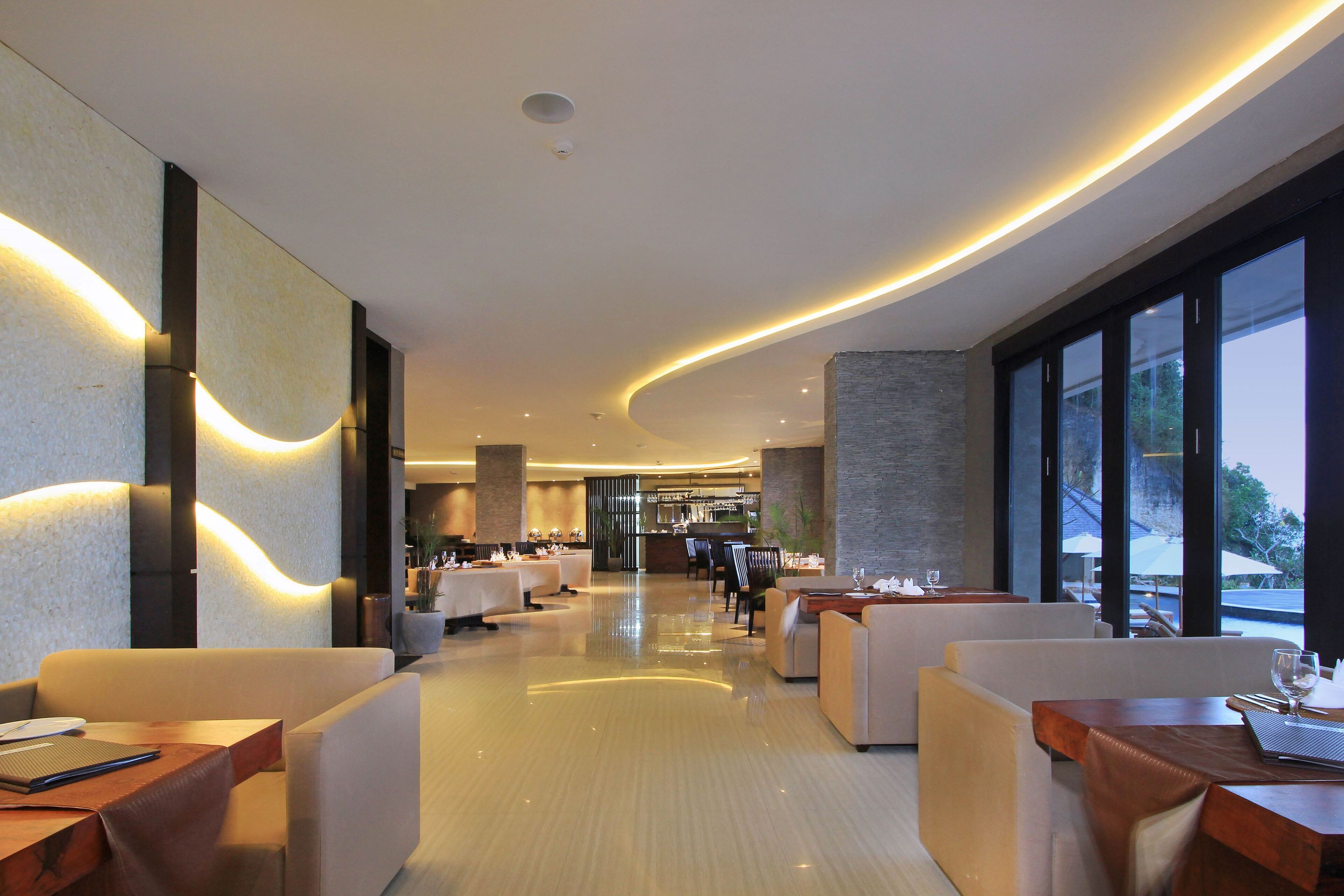 2 restaurants, breakfast served