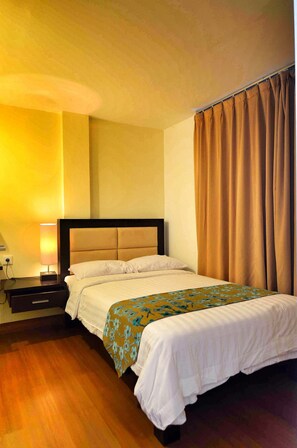 Brankas, meja kerja, setrika/meja setrika, dan Wi-Fi gratis