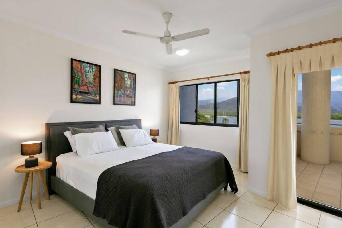 Laptop workspace, iron/ironing board, rollaway beds, free WiFi