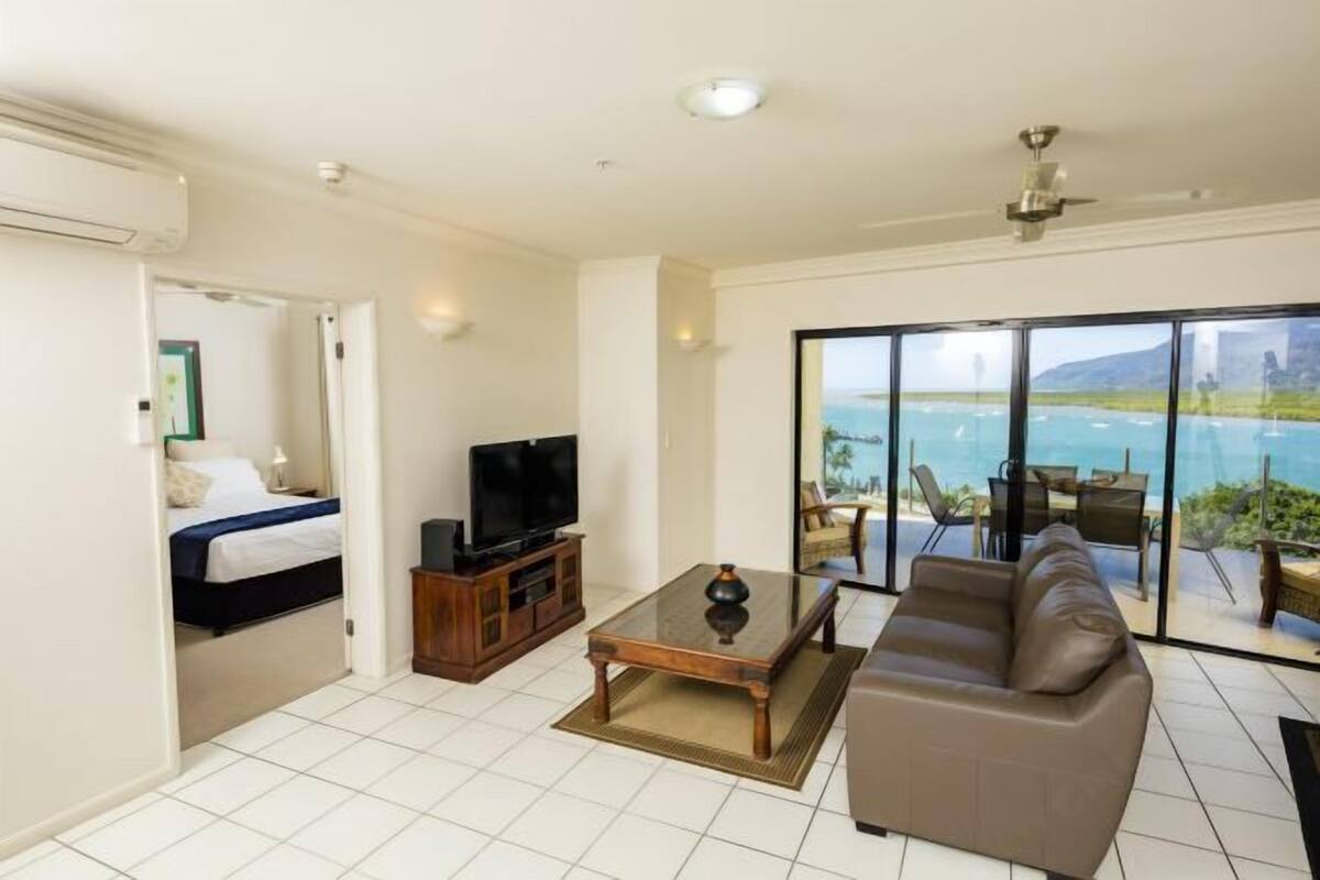Living area | 70-cm flat-screen TV with digital channels, TV