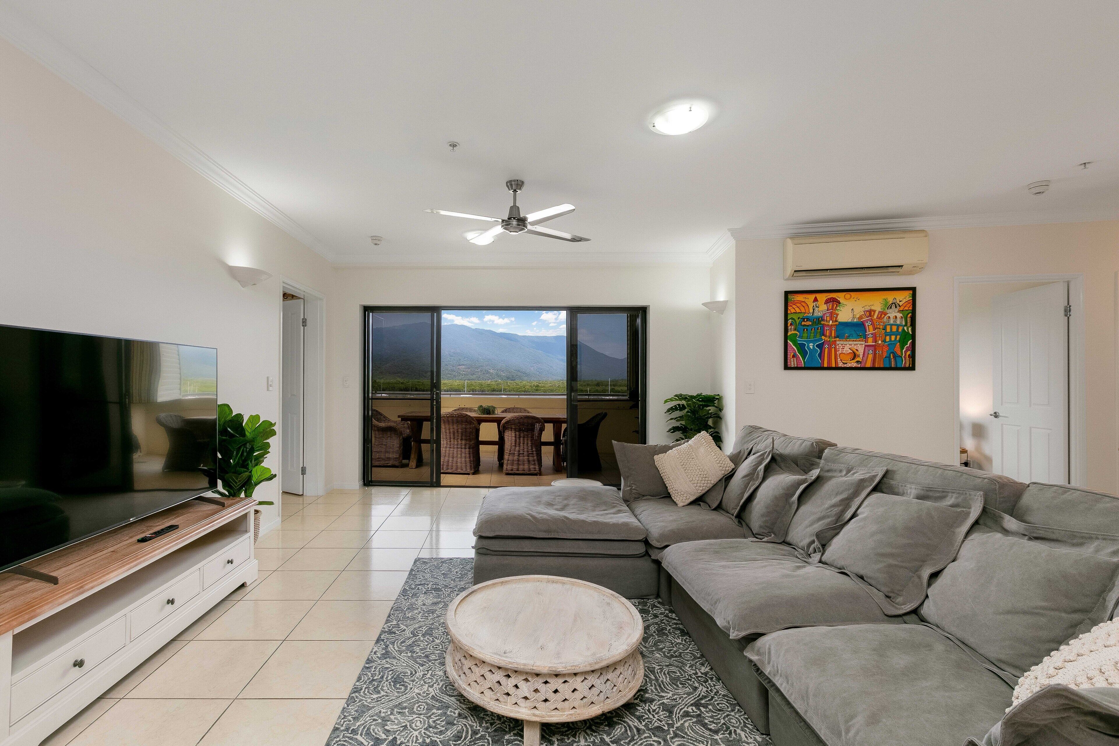 Televisor de pantalla plana de 70 cm amb canals digitals i televisor 