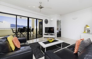 70-cm flat-screen TV with digital channels, TV - Jack & Newell Holiday Apartments (Cairns)