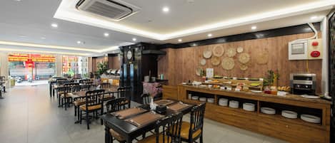 Breakfast, lunch, dinner served; Vietnamese cuisine