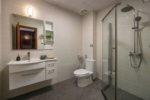 Dusj, regndusjhode, designertoalettartikler og hårføner