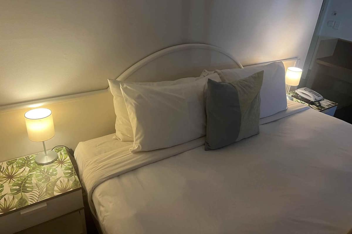 Standard King Room | Iron/ironing board, rollaway beds (surcharge), WiFi (free), bed sheets