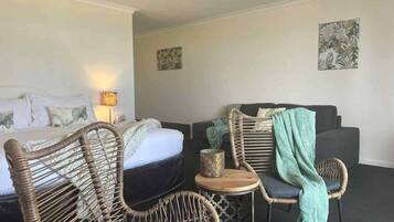 Elite kamer, 1 kingsize bed, uitzicht op oceaan, aan zee (King Bed) | Een strijkplank/strijkijzer, extra bedden, gratis wifi, beddengoed