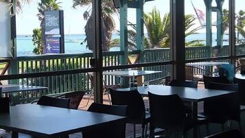 Aamiainen, lounas ja illallinen; merenantimet, nÀkymÀt valtamerelle