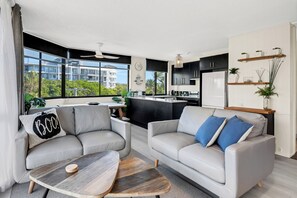 Apartemen, 3 kamar tidur (Air-Conditioned) | Area keluarga | TV layar datar