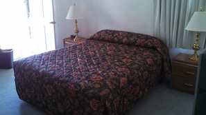 In-room safe, desk, blackout curtains, iron/ironing board - Mother Lode Lodge (Mariposa)
