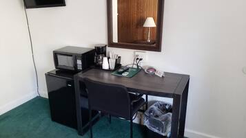 Caja de seguridad en la habitación, escritorio y cortinas blackout