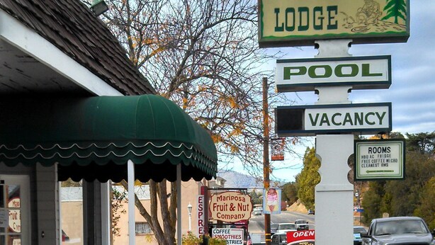 Mother Lode Lodge com piscina, placa indicando indisponibilidade e placa da Macirosa Fruit & Nut Company.