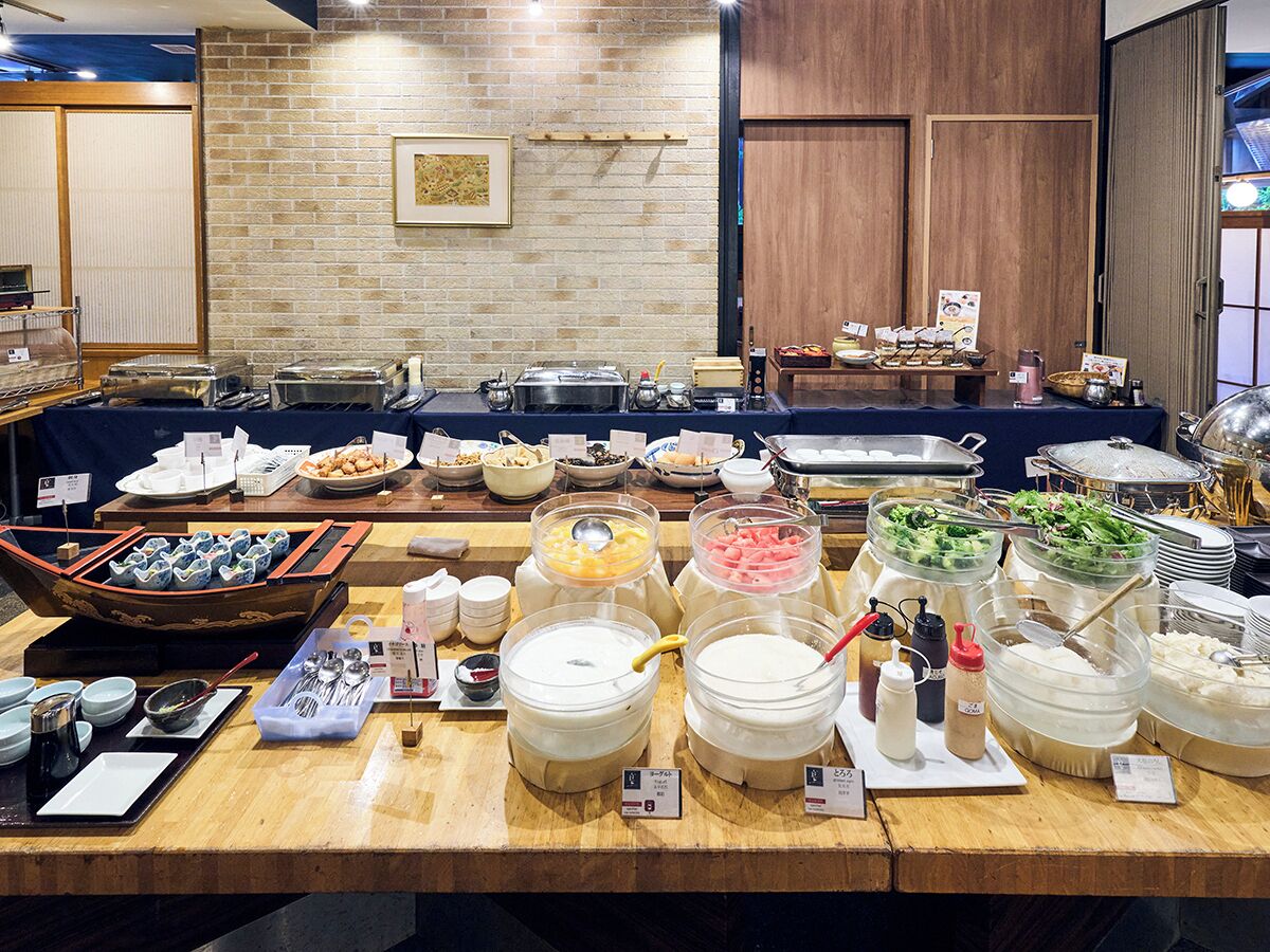 Daily buffet breakfast (JPY 1800 per person)