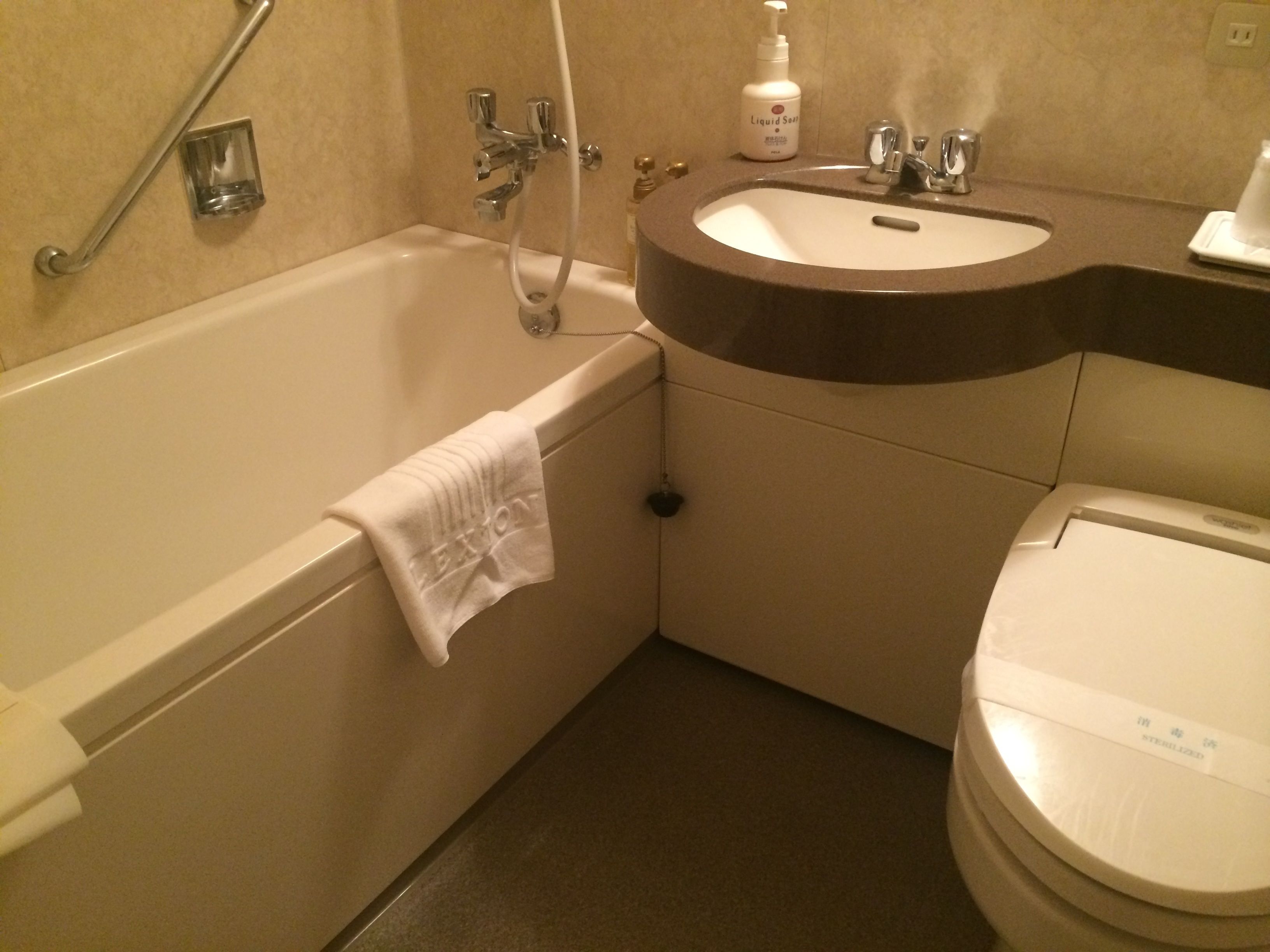 combined shower/bathtub, deep-soaking bathtub, free toiletries