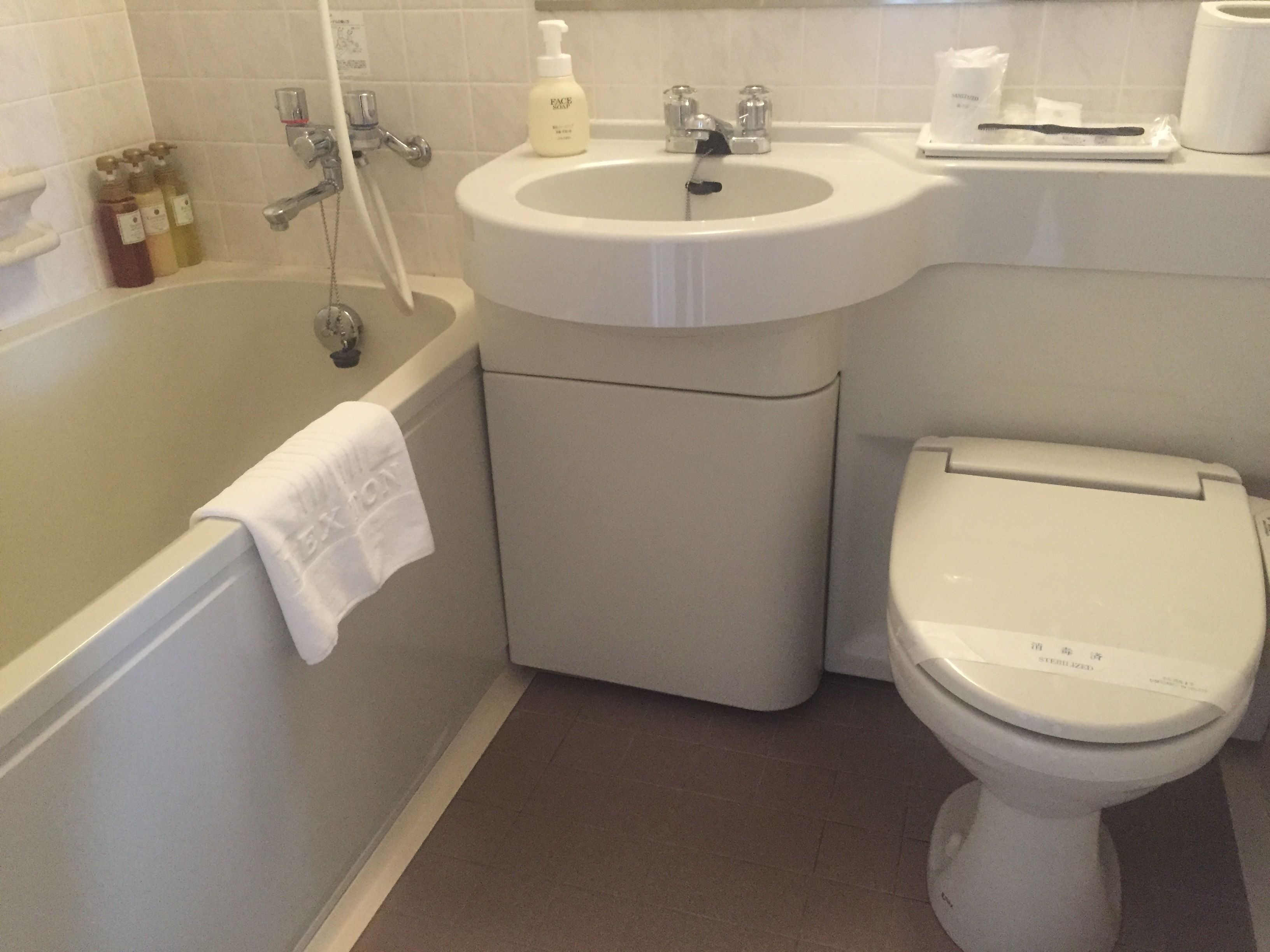 combined shower/bathtub, deep-soaking bathtub, free toiletries