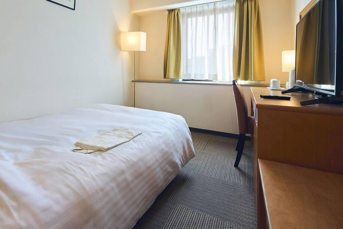 In-room safe, desk, iron/ironing board (on request), WiFi (free)