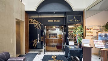 3 restaurantes; se sirven almuerzos, cenas y cocina japonesa