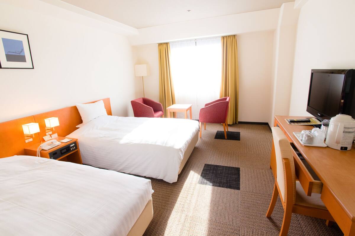 twin room, non smoking | in-room safe, desk, iron/ironing board, free wifi