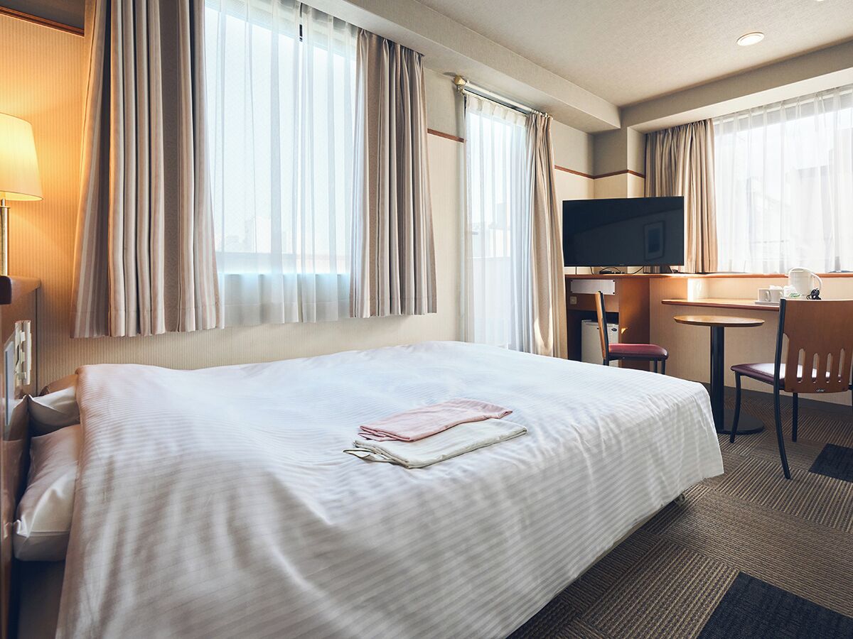 Double Room, Smoking | In-room safe, desk, iron/ironing board, free WiFi